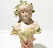 Porcelánová soška